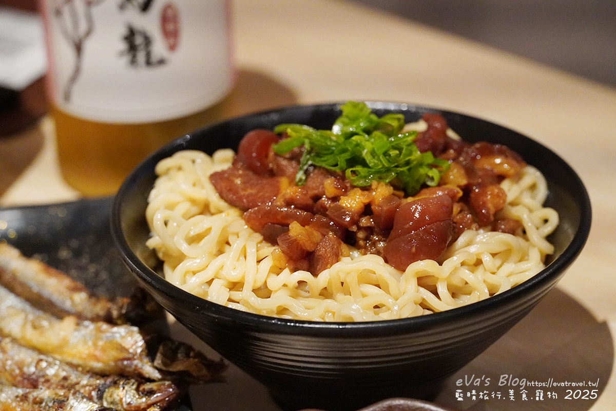 【台中串燒】柒息地串燒居酒屋逢甲店,這裡的串燒住在冰櫃裡、串燒有烤肉神醬加持還有月亮蝦餅跟滷肉拉麵,有肉有海鮮還有啤酒,很適合聚餐小聚小酌的地方。台中居酒屋 - 第28張圖