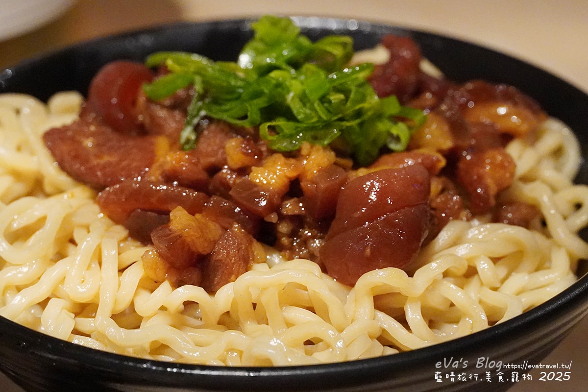 【台中串燒】柒息地串燒居酒屋逢甲店,這裡的串燒住在冰櫃裡、串燒有烤肉神醬加持還有月亮蝦餅跟滷肉拉麵,有肉有海鮮還有啤酒,很適合聚餐小聚小酌的地方。台中居酒屋 - 第29張圖