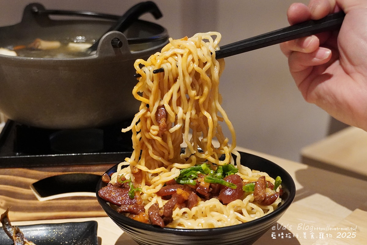 【台中串燒】柒息地串燒居酒屋逢甲店,這裡的串燒住在冰櫃裡、串燒有烤肉神醬加持還有月亮蝦餅跟滷肉拉麵,有肉有海鮮還有啤酒,很適合聚餐小聚小酌的地方。台中居酒屋 - 第30張圖