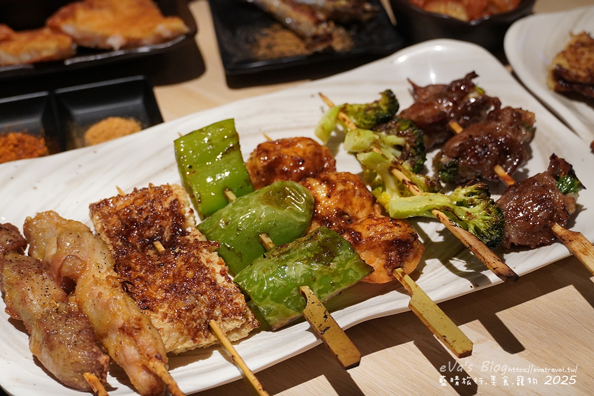 【台中串燒】柒息地串燒居酒屋逢甲店,這裡的串燒住在冰櫃裡、串燒有烤肉神醬加持還有月亮蝦餅跟滷肉拉麵,有肉有海鮮還有啤酒,很適合聚餐小聚小酌的地方。台中居酒屋 - 第31張圖
