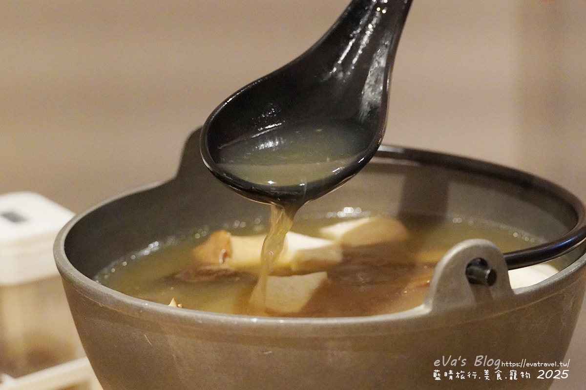 【台中串燒】柒息地串燒居酒屋逢甲店,這裡的串燒住在冰櫃裡、串燒有烤肉神醬加持還有月亮蝦餅跟滷肉拉麵,有肉有海鮮還有啤酒,很適合聚餐小聚小酌的地方。台中居酒屋 - 第38張圖
