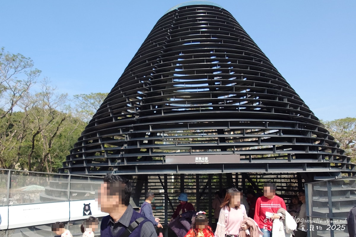 【高雄景點】壽山動物園,園區提供付費小火車搭乘遊園也設置天空廊道與下沉式觀察廊道可以從不同的角度來看動物們不同的一面,究竟是看動物?還是給動物看?。高雄親子旅遊 - 第67張圖