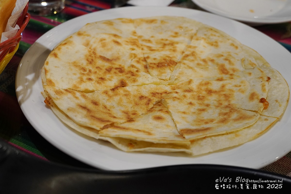 【高雄美食】黛麗莎西班牙拉丁美洲餐廳(寵物友善餐廳),料理除了西班牙料理還提供多國料理以及素食料理,西班牙小脆餅、烤墨西哥起司餅吃起來酥脆可以點!。高雄異國料理 - 第34張圖