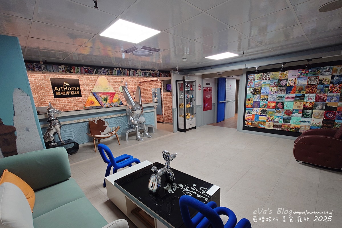 【高雄住宿】藝宿家客棧ArtHome Hotel結合旅行與藝術,這裡的每間房間都是按畫家的要求所設計佈置,房間裡的牆壁上也會有畫家的畫作,充滿藝術氣息的民宿。高雄民宿 - 第8張圖