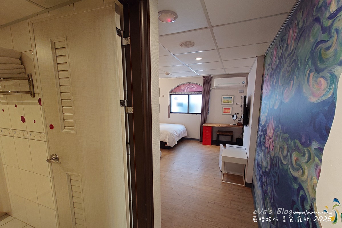 【高雄住宿】藝宿家客棧ArtHome Hotel結合旅行與藝術,這裡的每間房間都是按畫家的要求所設計佈置,房間裡的牆壁上也會有畫家的畫作,充滿藝術氣息的民宿。高雄民宿 - 第25張圖