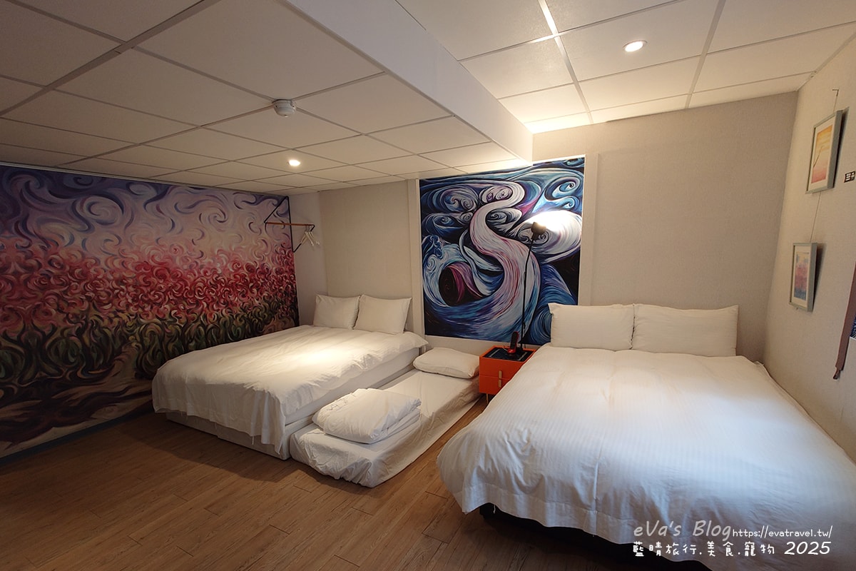【高雄住宿】藝宿家客棧ArtHome Hotel結合旅行與藝術,這裡的每間房間都是按畫家的要求所設計佈置,房間裡的牆壁上也會有畫家的畫作,充滿藝術氣息的民宿。高雄民宿 - 第26張圖