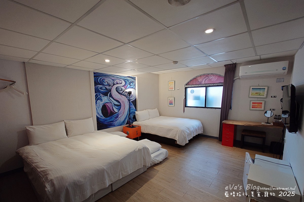 【高雄住宿】藝宿家客棧ArtHome Hotel結合旅行與藝術,這裡的每間房間都是按畫家的要求所設計佈置,房間裡的牆壁上也會有畫家的畫作,充滿藝術氣息的民宿。高雄民宿 - 第27張圖