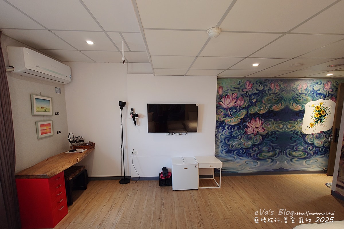 【高雄住宿】藝宿家客棧ArtHome Hotel結合旅行與藝術,這裡的每間房間都是按畫家的要求所設計佈置,房間裡的牆壁上也會有畫家的畫作,充滿藝術氣息的民宿。高雄民宿 - 第28張圖