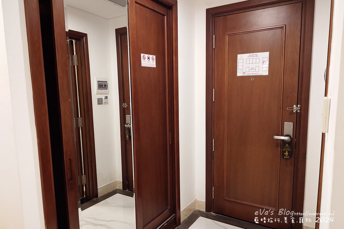 【越南旅遊】Eden Ocean View Đà Nẵng 峴港伊甸海景飯店,飯店對面就是美溪沙灘,房間簡潔乾淨住著舒適,打開窗簾就可以看到大海、夕陽景色還有比基尼唷!。越南住宿 - 第7張圖