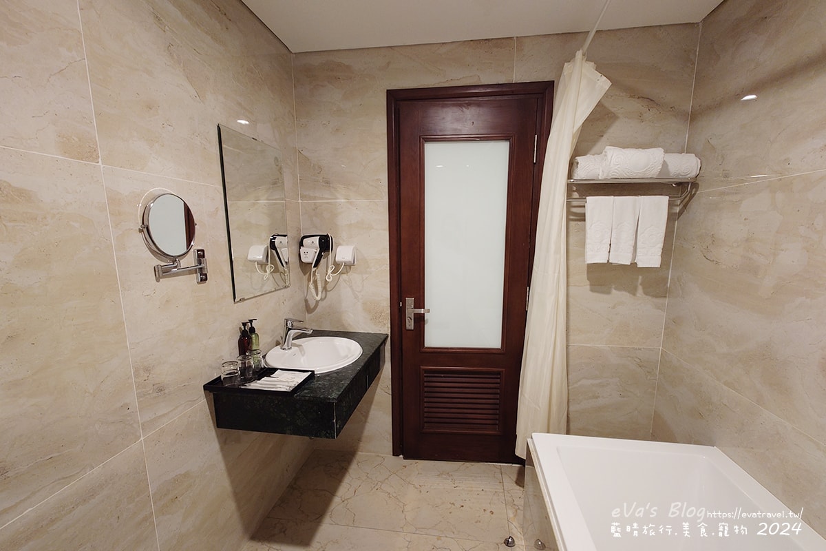 【越南旅遊】Eden Ocean View Đà Nẵng 峴港伊甸海景飯店,飯店對面就是美溪沙灘,房間簡潔乾淨住著舒適,打開窗簾就可以看到大海、夕陽景色還有比基尼唷!。越南住宿 - 第12張圖