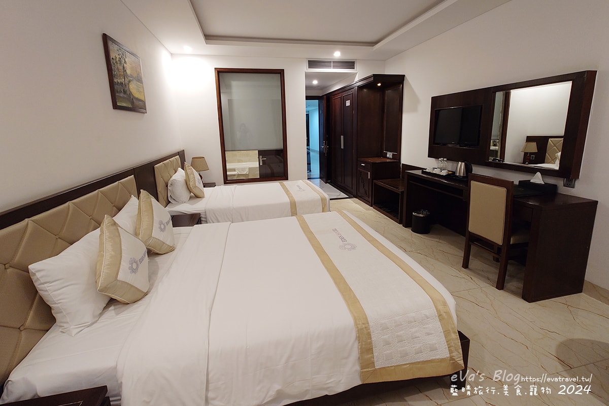 【越南旅遊】Eden Ocean View Đà Nẵng 峴港伊甸海景飯店,飯店對面就是美溪沙灘,房間簡潔乾淨住著舒適,打開窗簾就可以看到大海、夕陽景色還有比基尼唷!。越南住宿 - 第18張圖