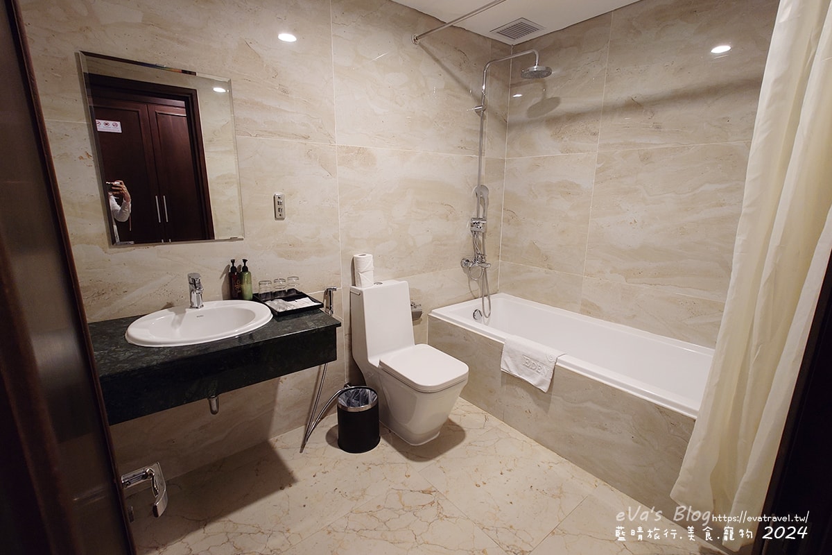 【越南旅遊】Eden Ocean View Đà Nẵng 峴港伊甸海景飯店,飯店對面就是美溪沙灘,房間簡潔乾淨住著舒適,打開窗簾就可以看到大海、夕陽景色還有比基尼唷!。越南住宿 - 第20張圖
