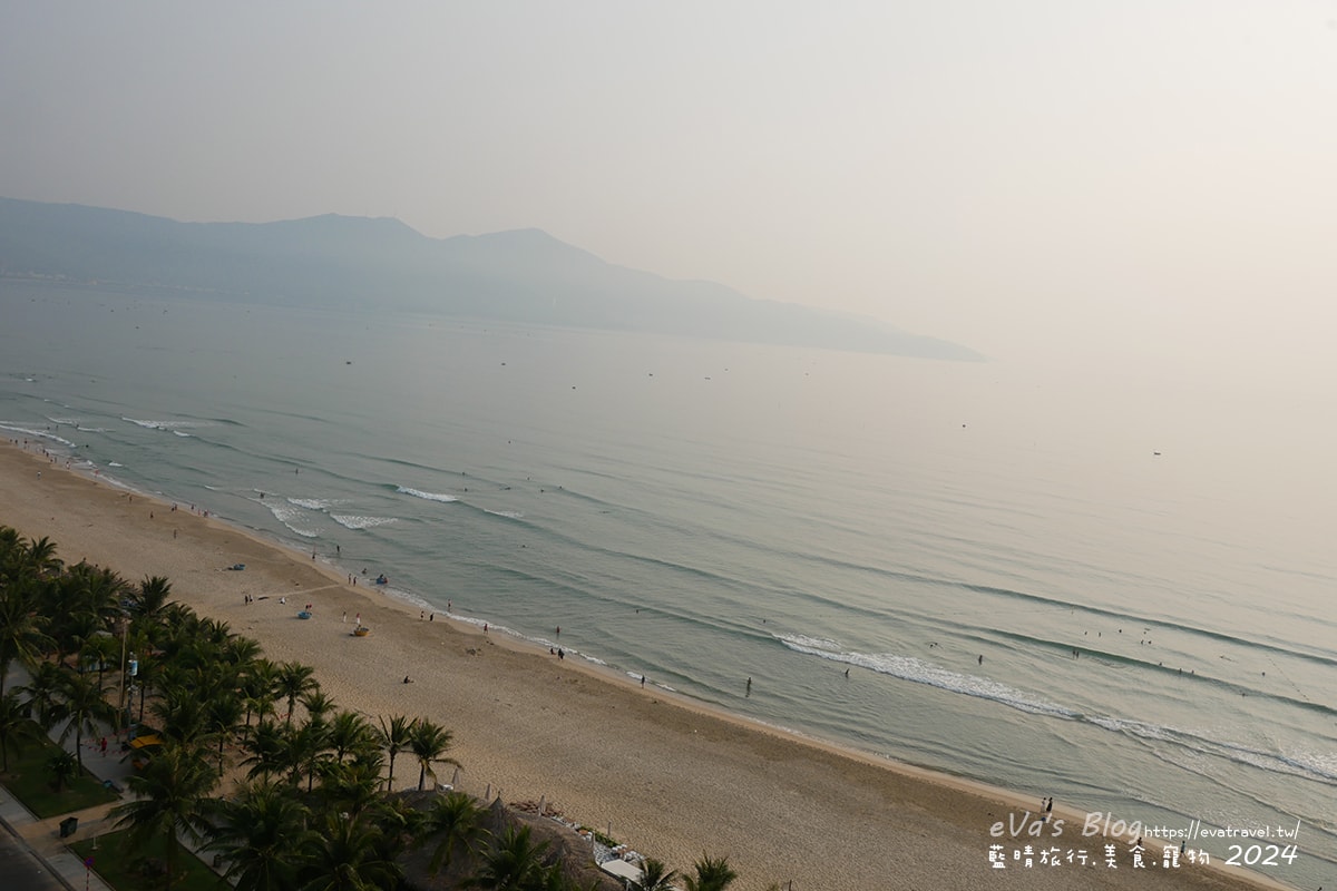 【越南旅遊】Eden Ocean View Đà Nẵng 峴港伊甸海景飯店,飯店對面就是美溪沙灘,房間簡潔乾淨住著舒適,打開窗簾就可以看到大海、夕陽景色還有比基尼唷!。越南住宿 - 第24張圖