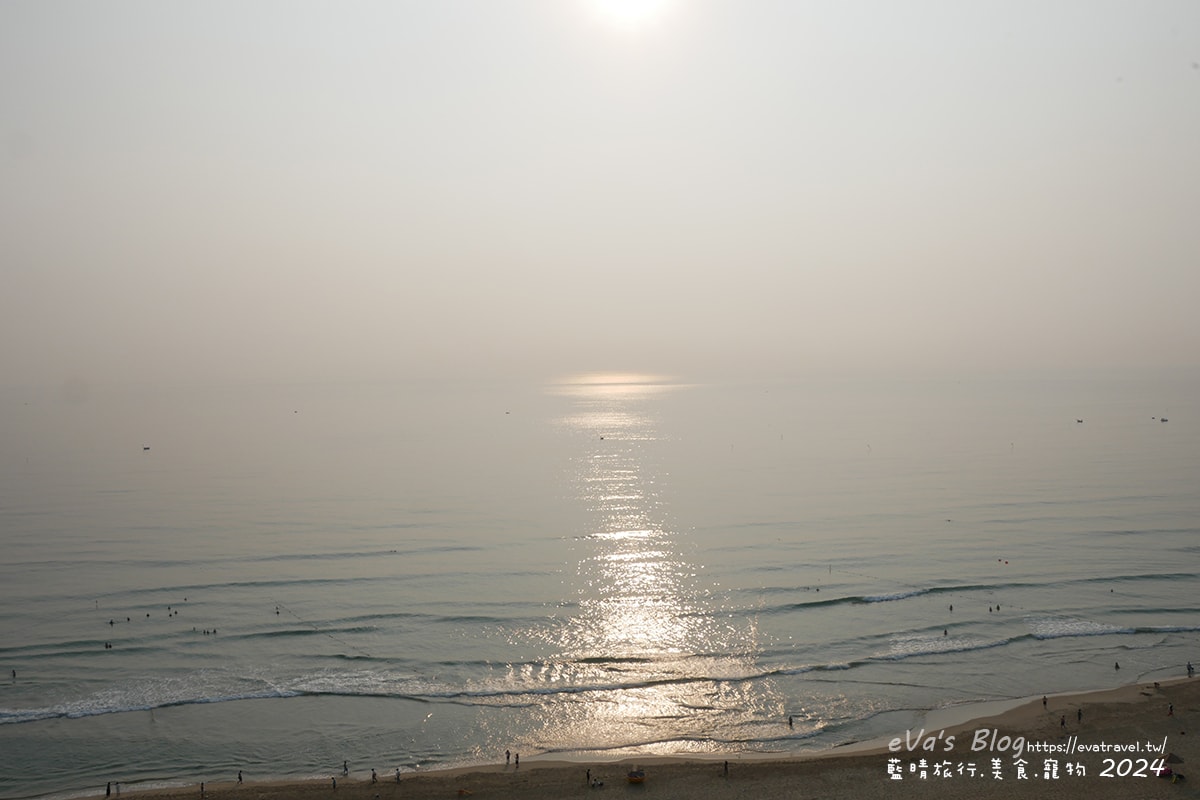 【越南旅遊】Eden Ocean View Đà Nẵng 峴港伊甸海景飯店,飯店對面就是美溪沙灘,房間簡潔乾淨住著舒適,打開窗簾就可以看到大海、夕陽景色還有比基尼唷!。越南住宿 - 第25張圖