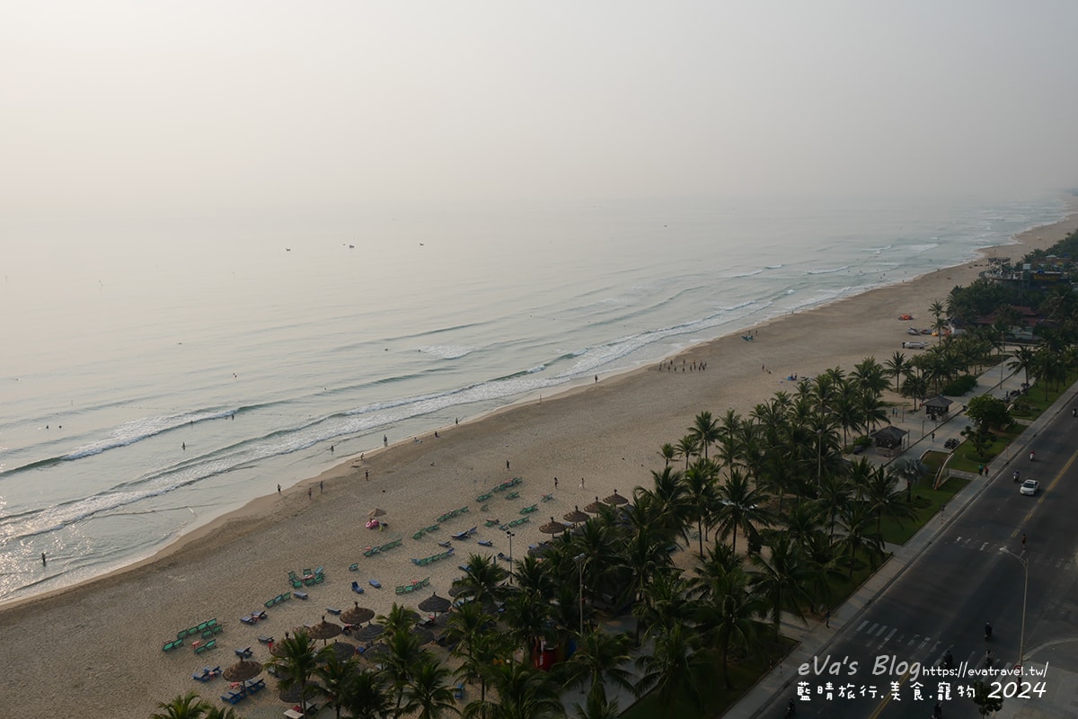 【越南旅遊】Eden Ocean View Đà Nẵng 峴港伊甸海景飯店,飯店對面就是美溪沙灘,房間簡潔乾淨住著舒適,打開窗簾就可以看到大海、夕陽景色還有比基尼唷!。越南住宿 - 第26張圖