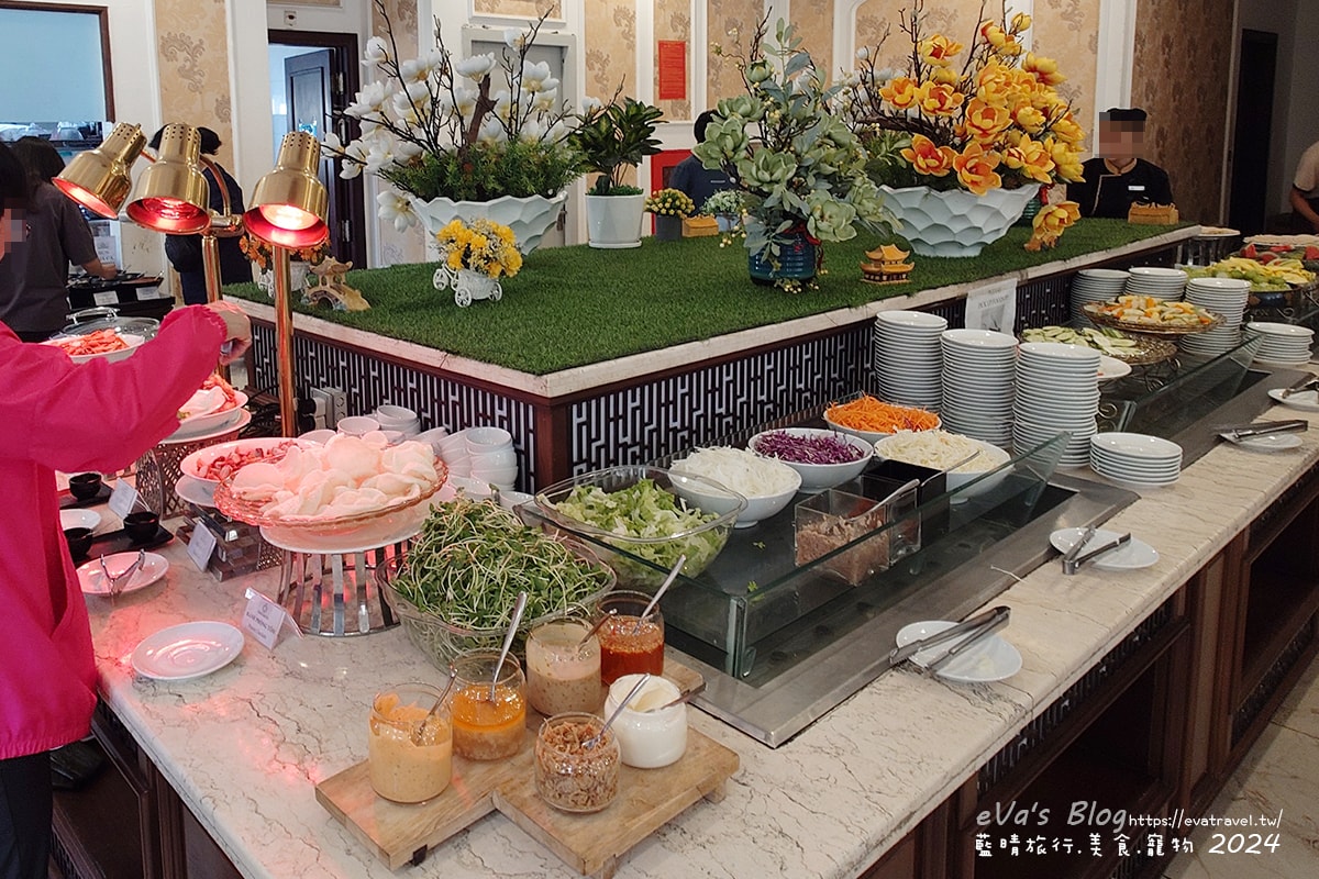 【越南旅遊】Eden Ocean View Đà Nẵng 峴港伊甸海景飯店,飯店對面就是美溪沙灘,房間簡潔乾淨住著舒適,打開窗簾就可以看到大海、夕陽景色還有比基尼唷!。越南住宿 - 第34張圖