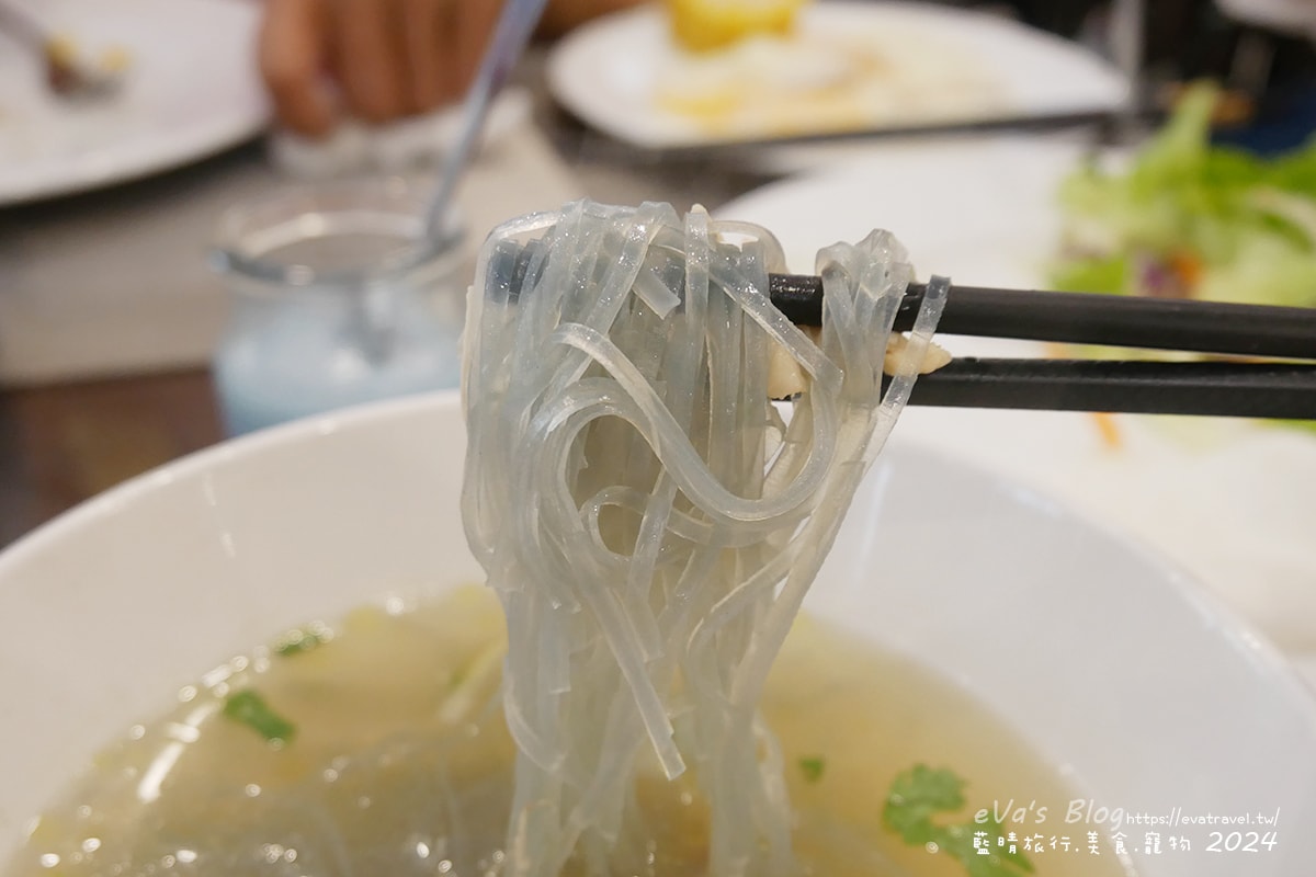 【越南旅遊】Eden Ocean View Đà Nẵng 峴港伊甸海景飯店,飯店對面就是美溪沙灘,房間簡潔乾淨住著舒適,打開窗簾就可以看到大海、夕陽景色還有比基尼唷!。越南住宿 - 第47張圖