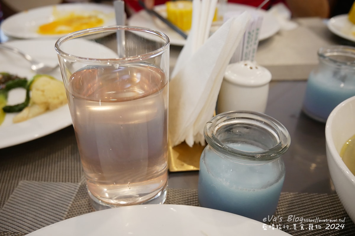 【越南旅遊】Eden Ocean View Đà Nẵng 峴港伊甸海景飯店,飯店對面就是美溪沙灘,房間簡潔乾淨住著舒適,打開窗簾就可以看到大海、夕陽景色還有比基尼唷!。越南住宿 - 第48張圖