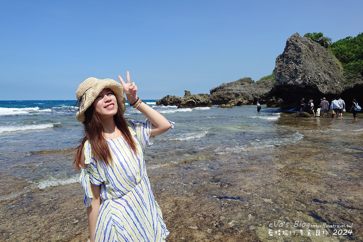 【小琉球景點】蛤板灣有著台版威尼斯沙灘之美稱,海水清澈見底,參與潮間帶活動看見海膽、陽隧足、硨磲貝、海葵、海參等等生物,還可以親手觸摸體驗觸感。小琉球旅行 - 第25張圖