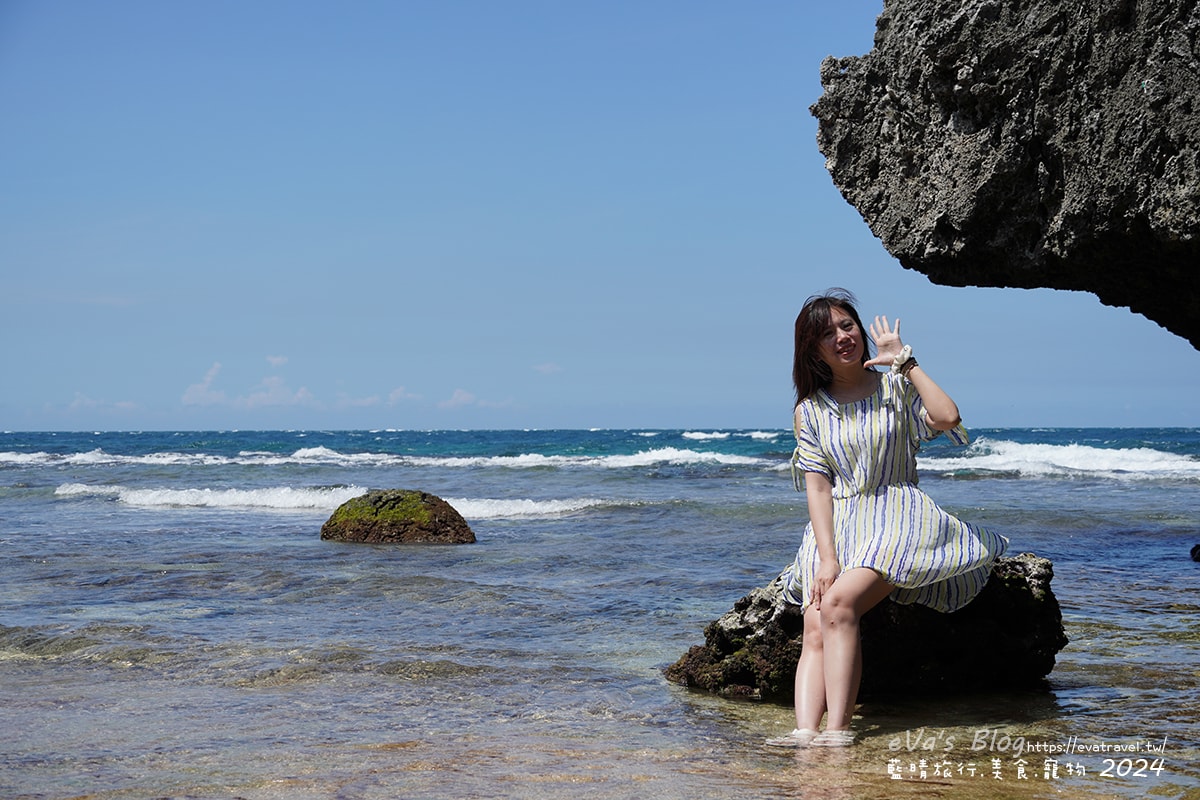 【小琉球景點】蛤板灣有著台版威尼斯沙灘之美稱,海水清澈見底,參與潮間帶活動看見海膽、陽隧足、硨磲貝、海葵、海參等等生物,還可以親手觸摸體驗觸感。小琉球旅行 - 第26張圖