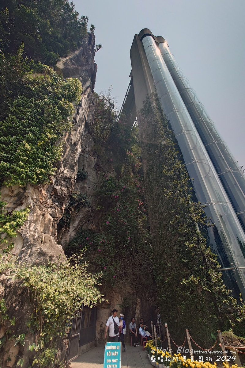 【越南旅遊】The Marble Mountains 五行山共有金、木、水、火、土五座山峰,其中水山是最高也最漂亮的一座山(可以搭電梯),著名的玄空洞充滿仙氣要看喔。越南景點 - 第4張圖