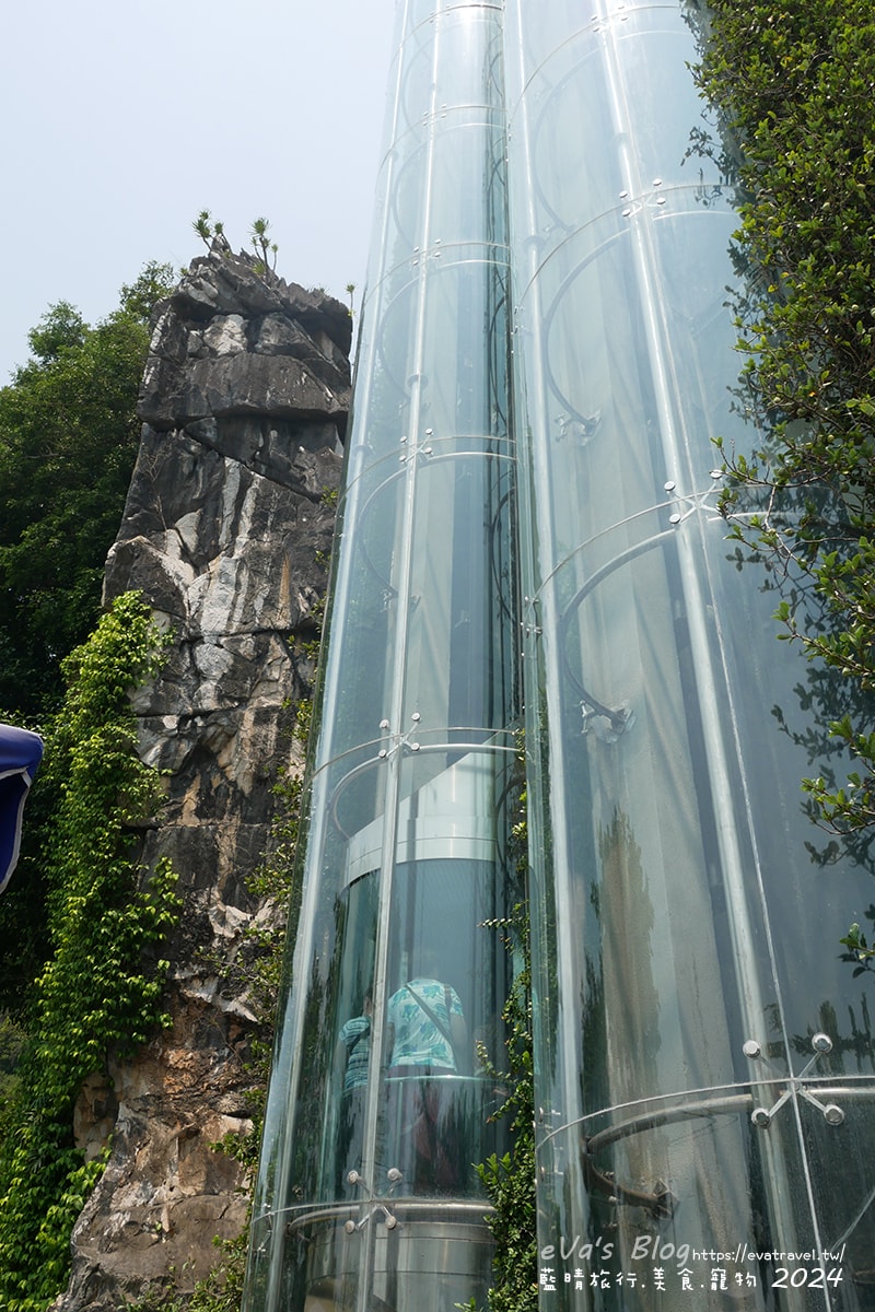 【越南旅遊】The Marble Mountains 五行山共有金、木、水、火、土五座山峰,其中水山是最高也最漂亮的一座山(可以搭電梯),著名的玄空洞充滿仙氣要看喔。越南景點 - 第5張圖