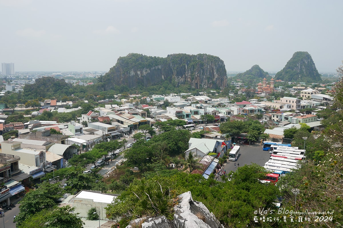 【越南旅遊】The Marble Mountains 五行山共有金、木、水、火、土五座山峰,其中水山是最高也最漂亮的一座山(可以搭電梯),著名的玄空洞充滿仙氣要看喔。越南景點 - 第9張圖