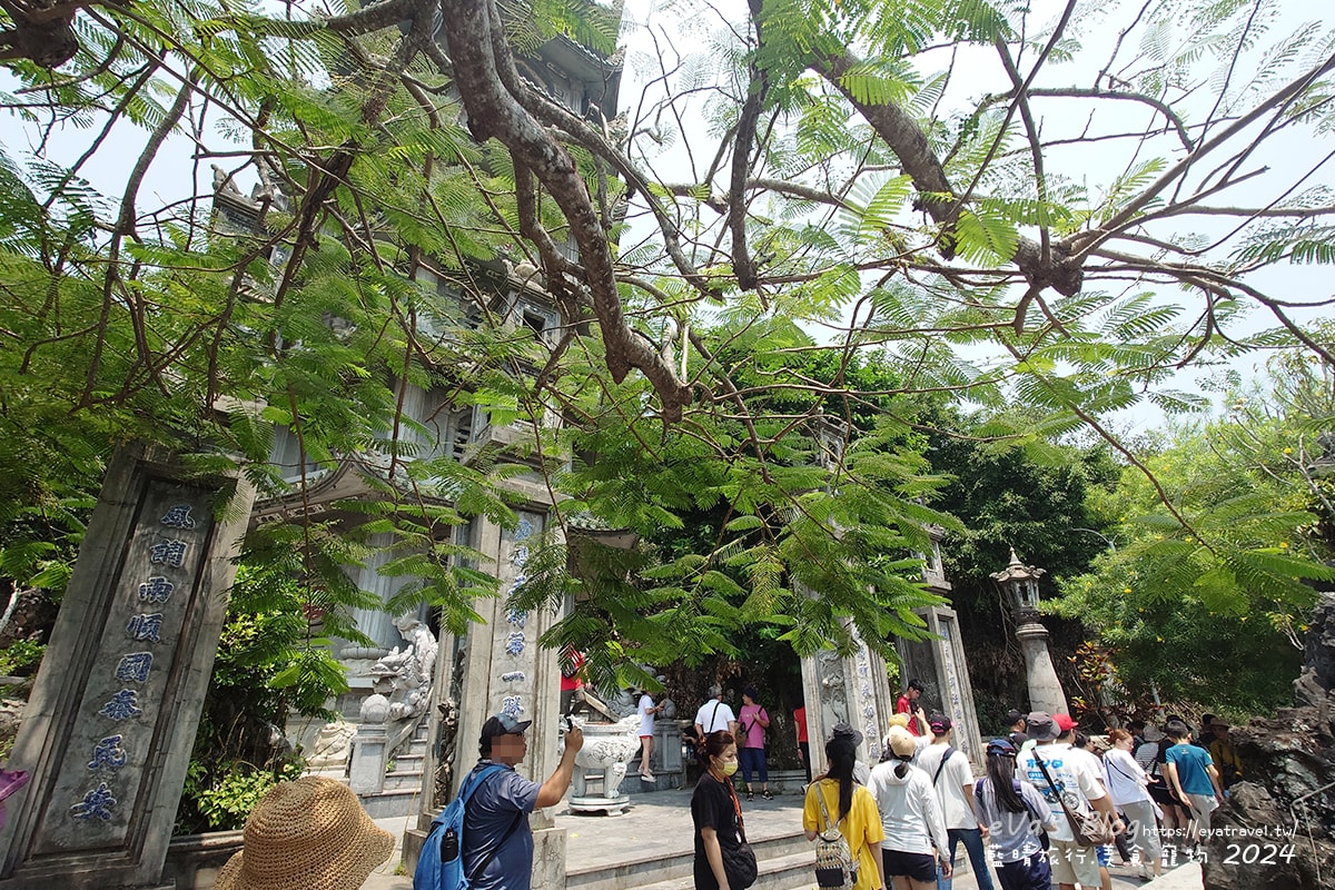 【越南旅遊】The Marble Mountains 五行山共有金、木、水、火、土五座山峰,其中水山是最高也最漂亮的一座山(可以搭電梯),著名的玄空洞充滿仙氣要看喔。越南景點 - 第11張圖