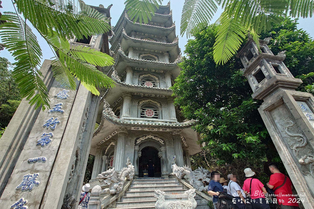 【越南旅遊】The Marble Mountains 五行山共有金、木、水、火、土五座山峰,其中水山是最高也最漂亮的一座山(可以搭電梯),著名的玄空洞充滿仙氣要看喔。越南景點 - 第12張圖