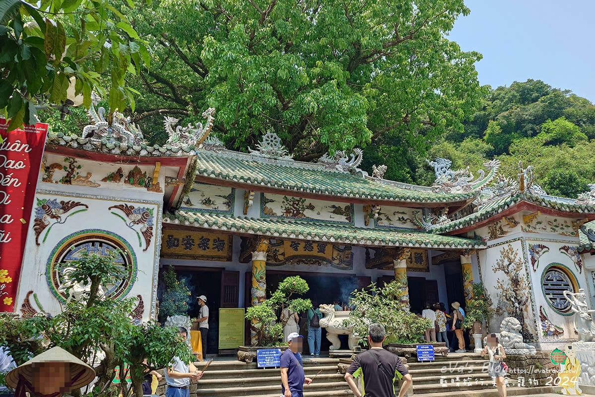 【越南旅遊】The Marble Mountains 五行山共有金、木、水、火、土五座山峰,其中水山是最高也最漂亮的一座山(可以搭電梯),著名的玄空洞充滿仙氣要看喔。越南景點 - 第14張圖