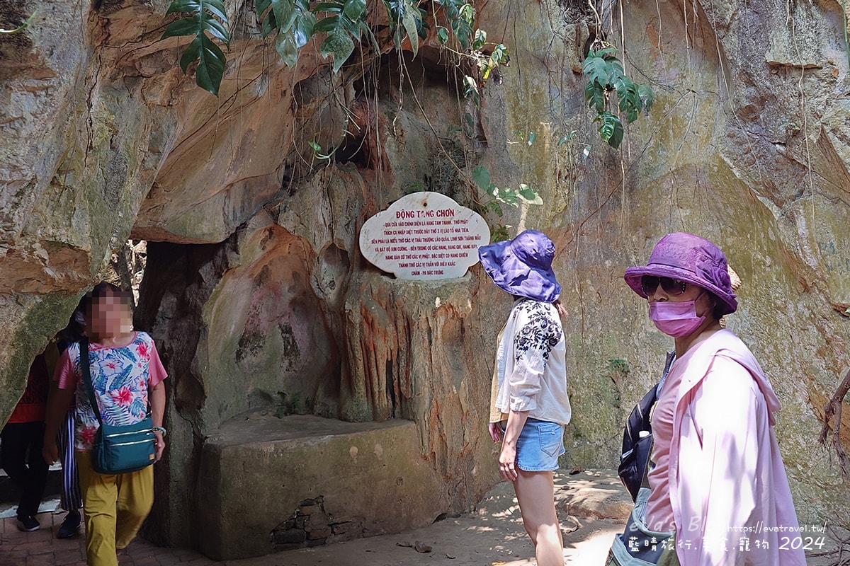 【越南旅遊】The Marble Mountains 五行山共有金、木、水、火、土五座山峰,其中水山是最高也最漂亮的一座山(可以搭電梯),著名的玄空洞充滿仙氣要看喔。越南景點 - 第22張圖