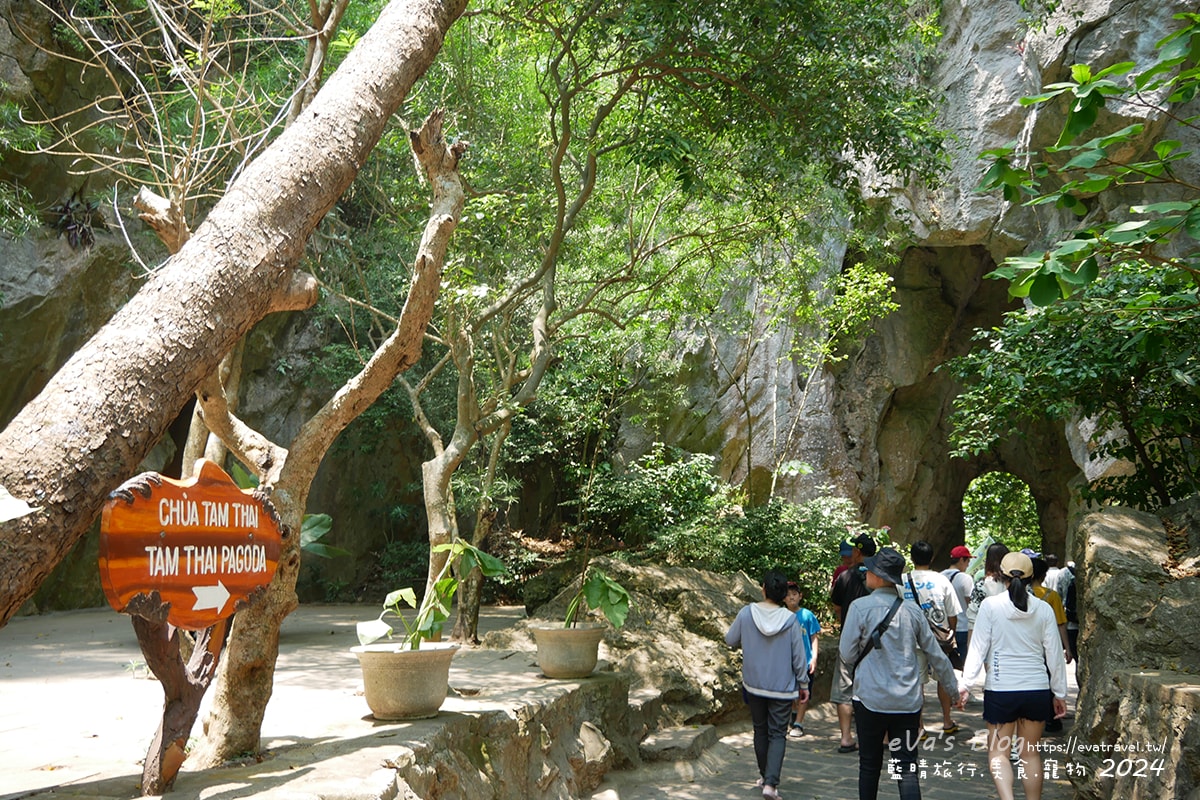 【越南旅遊】The Marble Mountains 五行山共有金、木、水、火、土五座山峰,其中水山是最高也最漂亮的一座山(可以搭電梯),著名的玄空洞充滿仙氣要看喔。越南景點 - 第28張圖