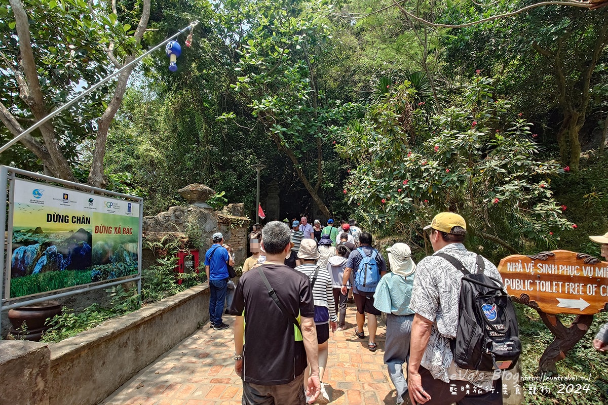 【越南旅遊】The Marble Mountains 五行山共有金、木、水、火、土五座山峰,其中水山是最高也最漂亮的一座山(可以搭電梯),著名的玄空洞充滿仙氣要看喔。越南景點 - 第30張圖
