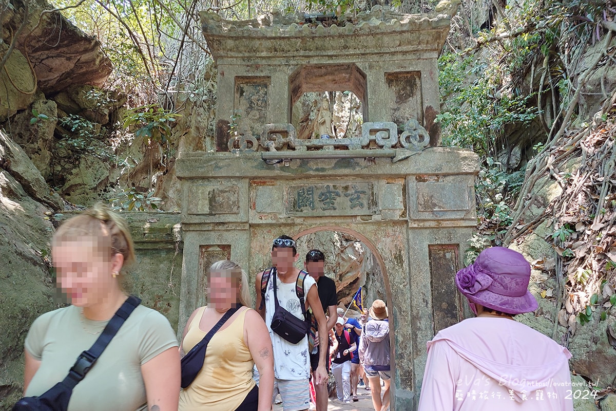 【越南旅遊】The Marble Mountains 五行山共有金、木、水、火、土五座山峰,其中水山是最高也最漂亮的一座山(可以搭電梯),著名的玄空洞充滿仙氣要看喔。越南景點 - 第31張圖