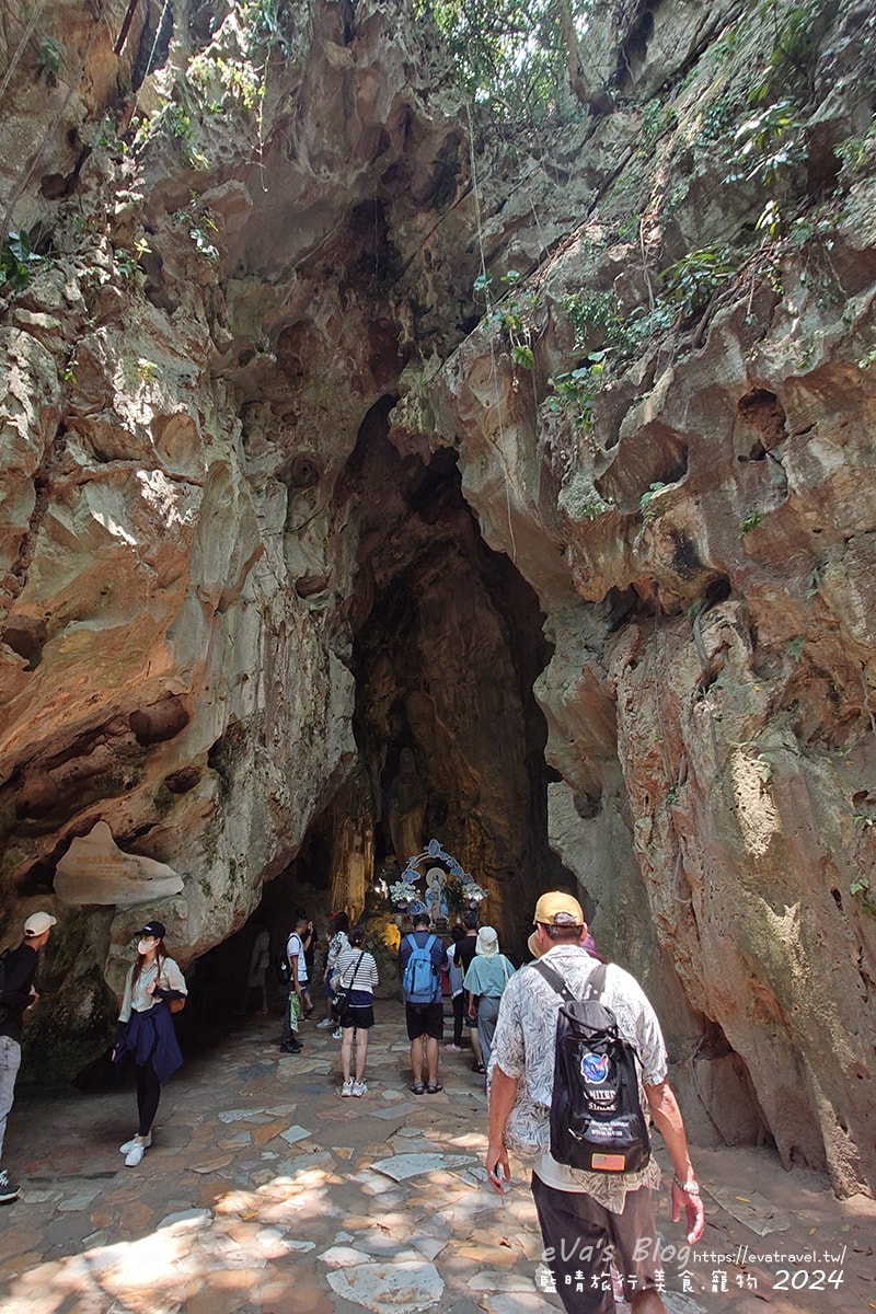 【越南旅遊】The Marble Mountains 五行山共有金、木、水、火、土五座山峰,其中水山是最高也最漂亮的一座山(可以搭電梯),著名的玄空洞充滿仙氣要看喔。越南景點 - 第32張圖