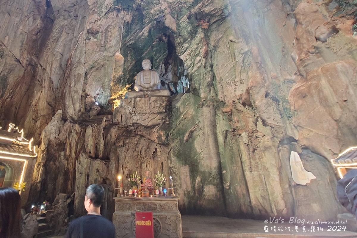 【越南旅遊】The Marble Mountains 五行山共有金、木、水、火、土五座山峰,其中水山是最高也最漂亮的一座山(可以搭電梯),著名的玄空洞充滿仙氣要看喔。越南景點 - 第36張圖