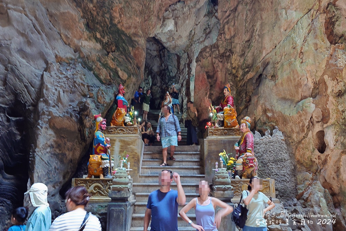 【越南旅遊】The Marble Mountains 五行山共有金、木、水、火、土五座山峰,其中水山是最高也最漂亮的一座山(可以搭電梯),著名的玄空洞充滿仙氣要看喔。越南景點 - 第41張圖