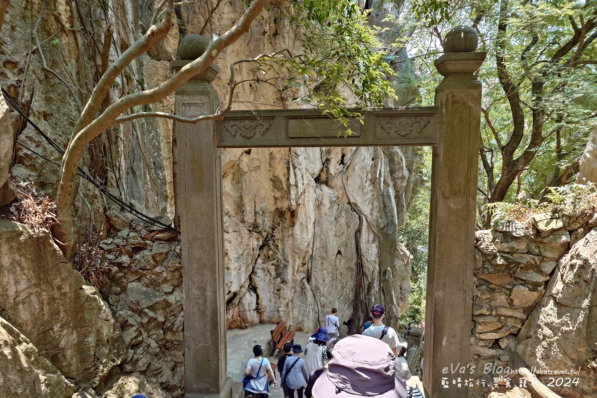 【越南旅遊】The Marble Mountains 五行山共有金、木、水、火、土五座山峰,其中水山是最高也最漂亮的一座山(可以搭電梯),著名的玄空洞充滿仙氣要看喔。越南景點 - 第47張圖