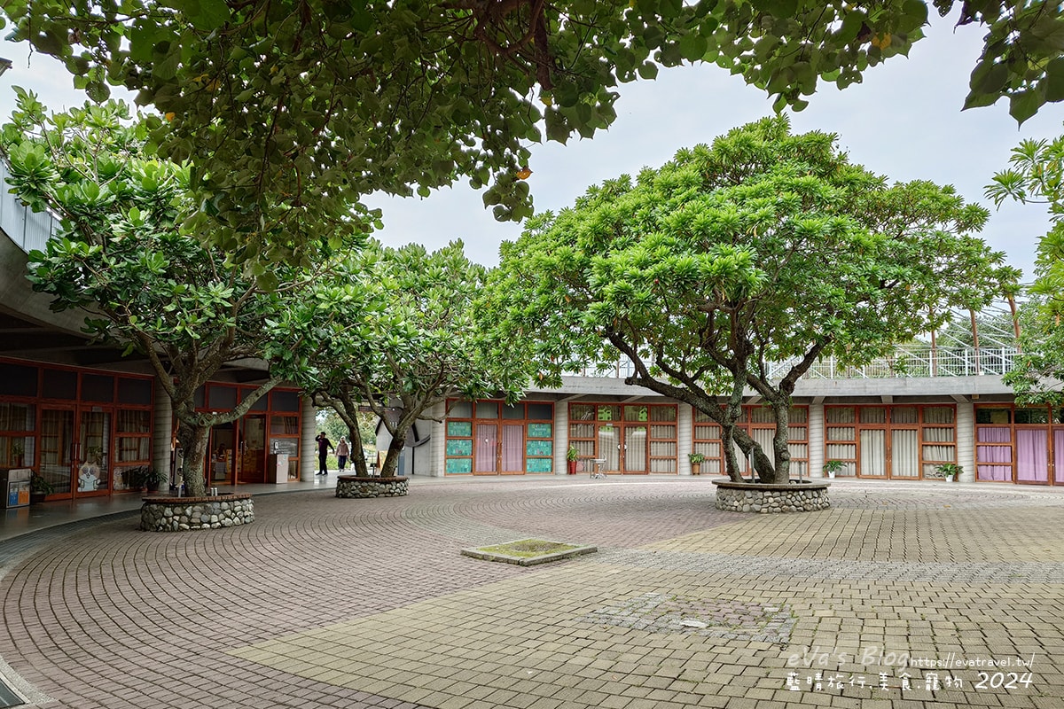 【台東景點】卑南遺址公園是台灣第一座考古遺址公園,展示史前石柱與考古遺跡是環太平洋及東南亞地區規模最大的石板棺墓葬群遺址讓人感到震撼具歷史價值。台東親子旅遊 - 第5張圖