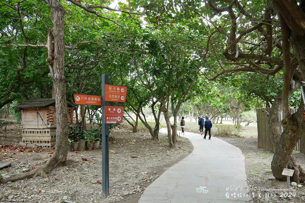 【台東景點】卑南遺址公園是台灣第一座考古遺址公園,展示史前石柱與考古遺跡是環太平洋及東南亞地區規模最大的石板棺墓葬群遺址讓人感到震撼具歷史價值。台東親子旅遊 - 第6張圖