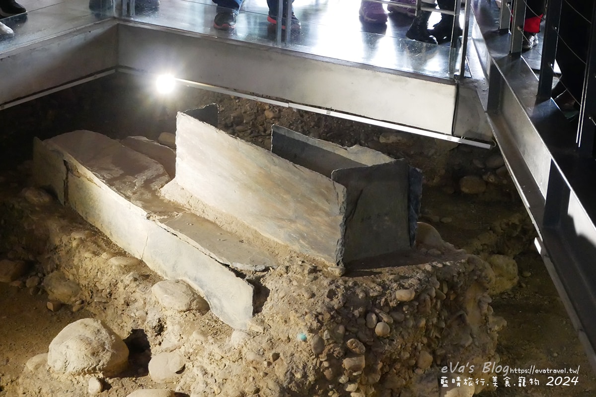 【台東景點】卑南遺址公園是台灣第一座考古遺址公園,展示史前石柱與考古遺跡是環太平洋及東南亞地區規模最大的石板棺墓葬群遺址讓人感到震撼具歷史價值。台東親子旅遊 - 第17張圖