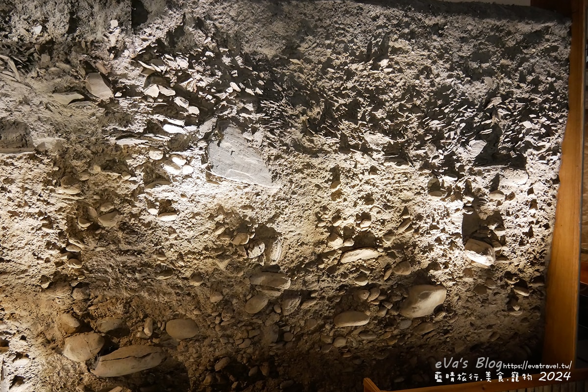 【台東景點】卑南遺址公園是台灣第一座考古遺址公園,展示史前石柱與考古遺跡是環太平洋及東南亞地區規模最大的石板棺墓葬群遺址讓人感到震撼具歷史價值。台東親子旅遊 - 第20張圖