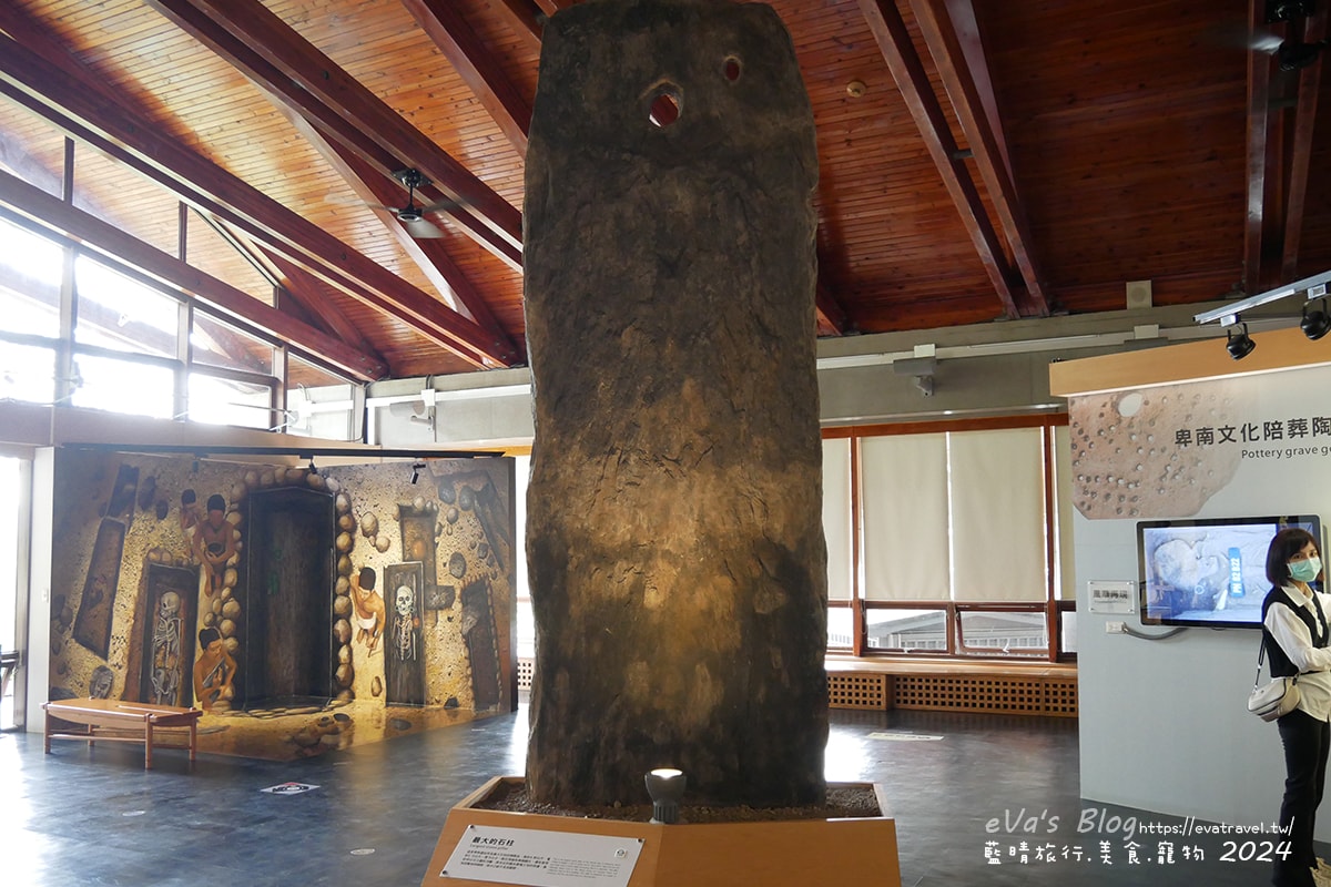 【台東景點】卑南遺址公園是台灣第一座考古遺址公園,展示史前石柱與考古遺跡是環太平洋及東南亞地區規模最大的石板棺墓葬群遺址讓人感到震撼具歷史價值。台東親子旅遊 - 第68張圖