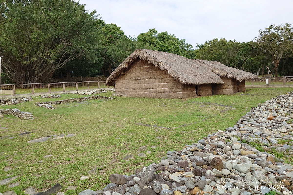 【台東景點】卑南遺址公園是台灣第一座考古遺址公園,展示史前石柱與考古遺跡是環太平洋及東南亞地區規模最大的石板棺墓葬群遺址讓人感到震撼具歷史價值。台東親子旅遊 - 第74張圖