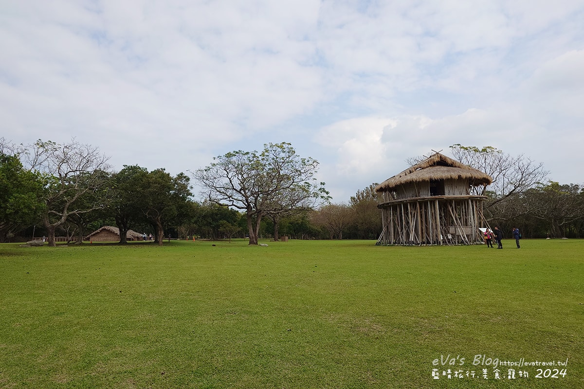 【台東景點】卑南遺址公園是台灣第一座考古遺址公園,展示史前石柱與考古遺跡是環太平洋及東南亞地區規模最大的石板棺墓葬群遺址讓人感到震撼具歷史價值。台東親子旅遊 - 第76張圖
