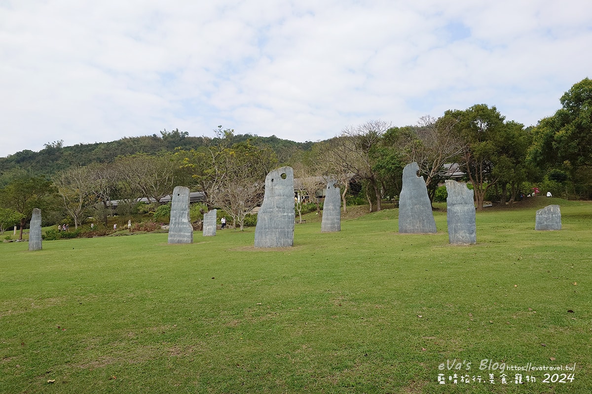 【台東景點】卑南遺址公園是台灣第一座考古遺址公園,展示史前石柱與考古遺跡是環太平洋及東南亞地區規模最大的石板棺墓葬群遺址讓人感到震撼具歷史價值。台東親子旅遊 - 第78張圖