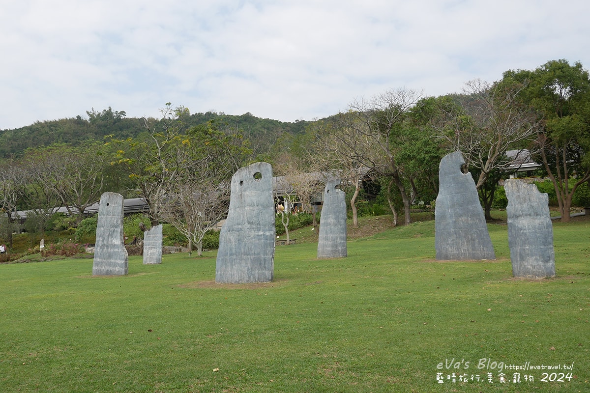 【台東景點】卑南遺址公園是台灣第一座考古遺址公園,展示史前石柱與考古遺跡是環太平洋及東南亞地區規模最大的石板棺墓葬群遺址讓人感到震撼具歷史價值。台東親子旅遊 - 第79張圖