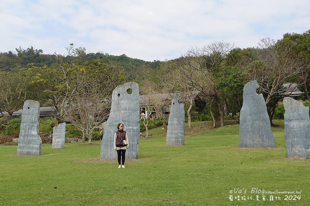 【台東景點】卑南遺址公園是台灣第一座考古遺址公園,展示史前石柱與考古遺跡是環太平洋及東南亞地區規模最大的石板棺墓葬群遺址讓人感到震撼具歷史價值。台東親子旅遊 - 第80張圖