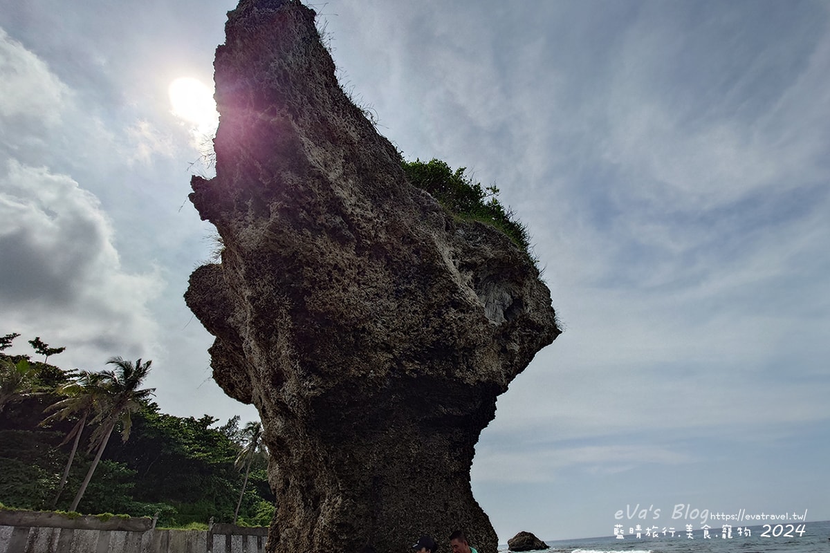 【小琉球景點】花瓶岩是一塊隆起的珊瑚礁石,長期受海水的侵蝕,形狀酷似一個巨大的花瓶,你(妳)覺得花瓶岩看起來像花瓶嗎?我覺得像綠花椰菜、駝鳥、火雞。小琉球旅行 - 第19張圖
