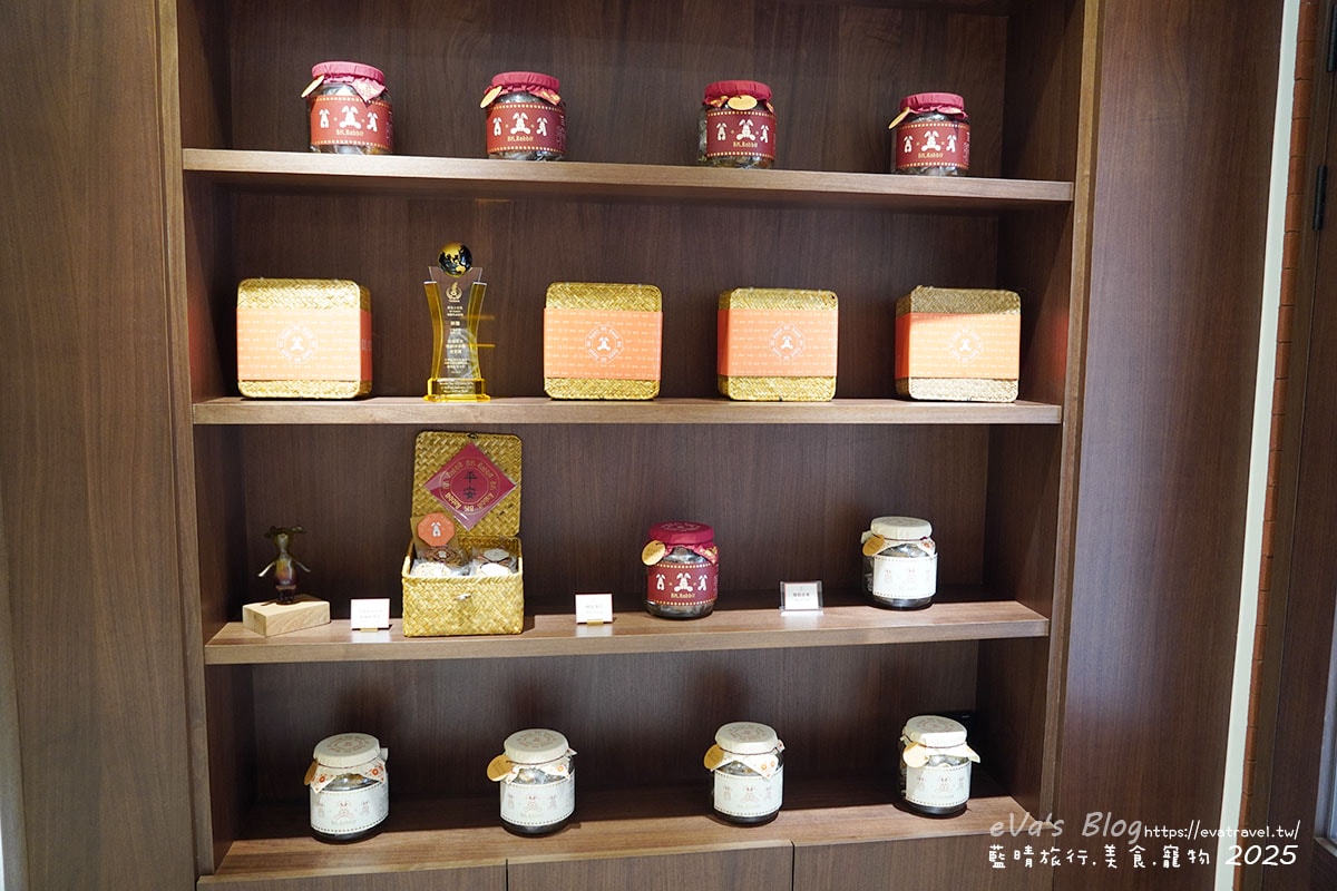 商品展示櫃陳列籐編禮盒與糖果罐商品
